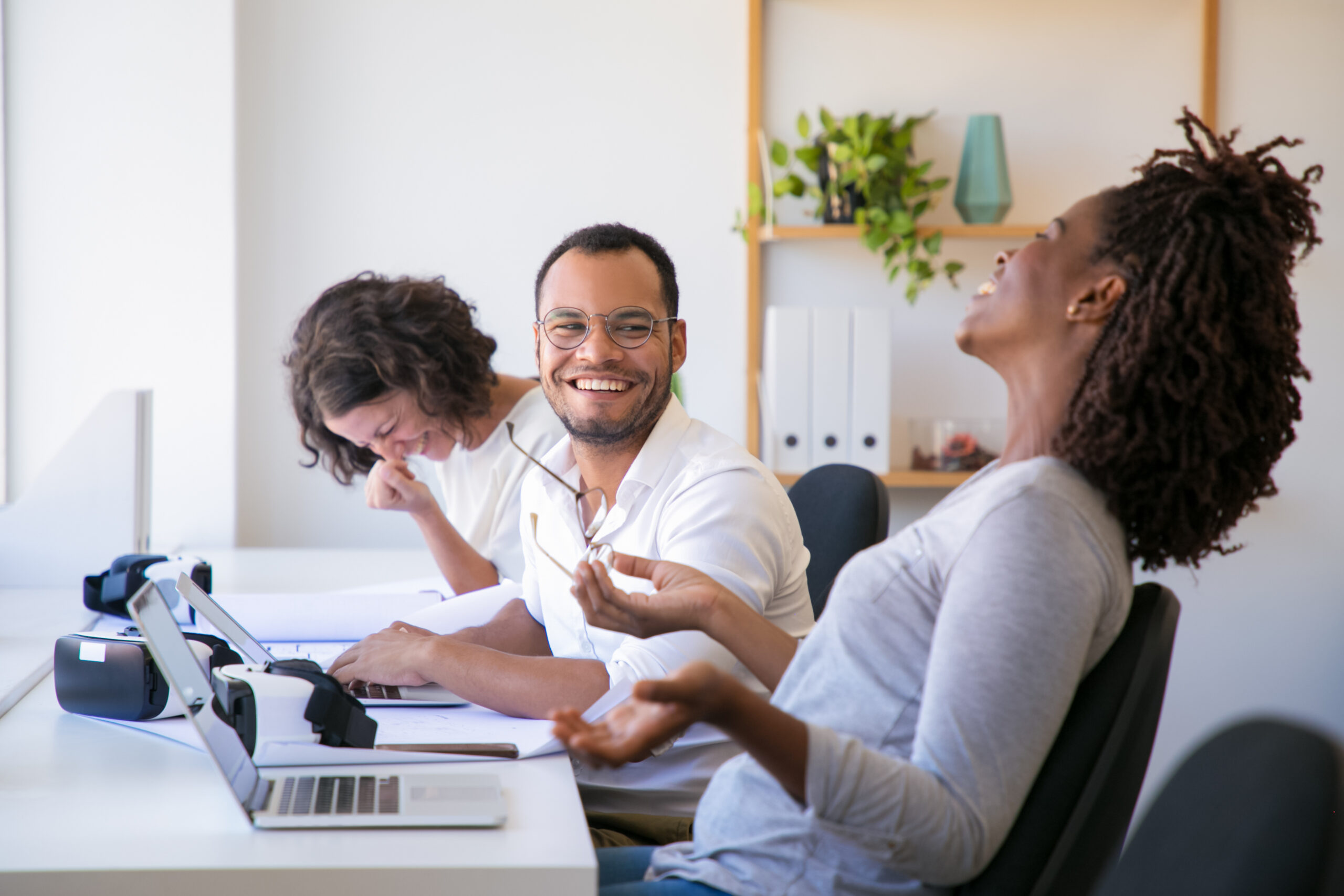 Equipe diversa METARH discutindo de forma colaborativa